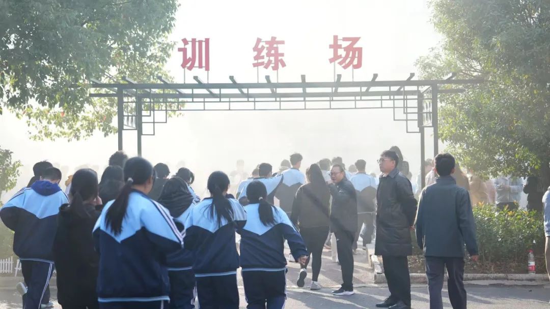 预防为主，生命至上：杭现举行消防演练活动